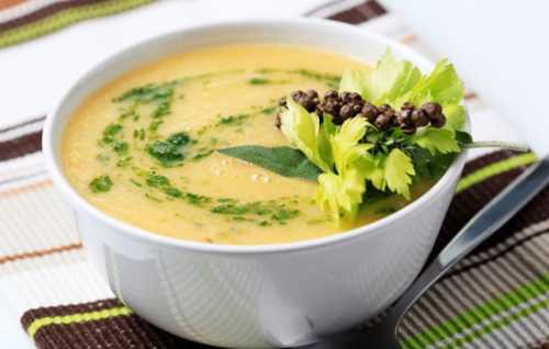 Для приготовления супа можно использовать, как свежую, так и замороженную на зиму цветную капусту, что позволяет варить суп на протяжении круглого года