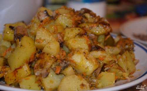 Готовую картошку разрежьте крестнакрест вместе с фольгой и подайте с зеленью, маслом, сметаной и любимыми соусами