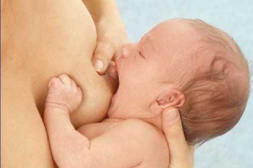 Кормить малютку следует из здоровой груди