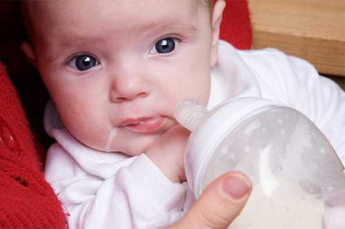 Педиатры не рекомендуют использовать врационе ребенка первого года жизни не адаптированные молочные смеси