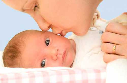 Многие педиатры видят причину в том, что молодая мать непривыкла к частому плачу ребенка и при любом беспокойстве малыша спешит обратиться к врачу